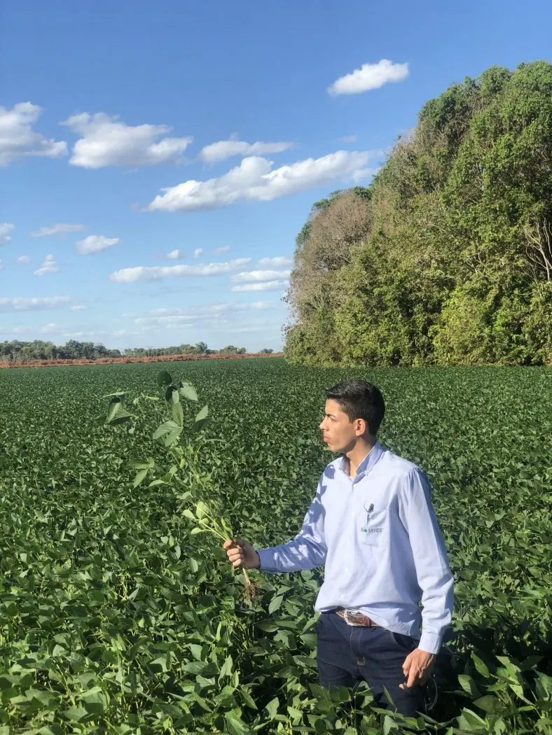 Agrônomo da Bio Sense em lavoura de soja